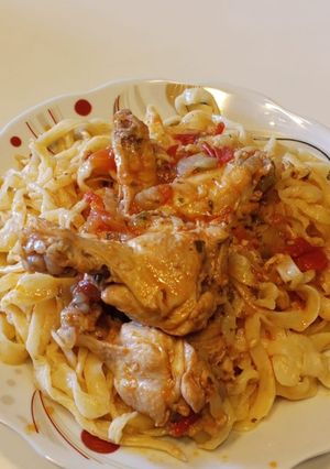 Una foto de Fideos caseros con salsa de pollo 🤤🥰