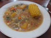 Una foto de sopa de fideo