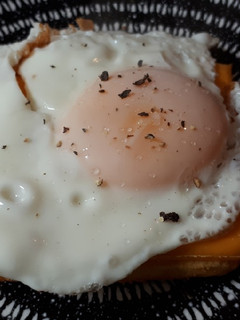 Una foto de Waffle de patata con queso fundido y huevo
