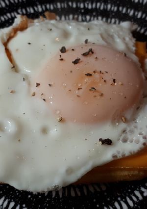 Foto principal de Waffle de patata con queso fundido y huevo