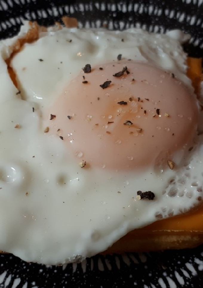 Una foto de Waffle de patata con queso fundido y huevo