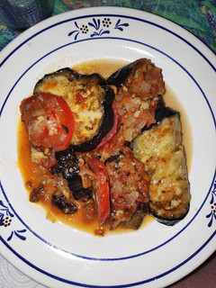Una foto de Berenjena, tomate y queso a la sartén