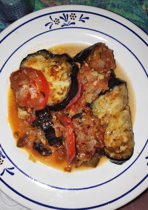 Una foto de Berenjena, tomate y queso a la sartén