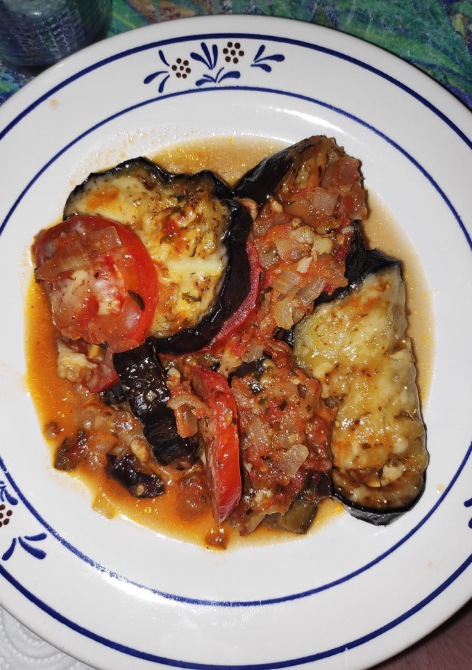 Una foto de Berenjena, tomate y queso a la sartén