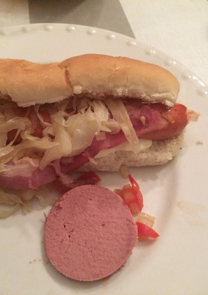 Una foto de Salchichas alemanas con chucrut, salsa criolla y leberwurst