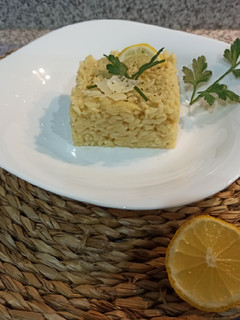 Una foto de Risotto 🍚 al limón 🍋con queso parmesano 🧀