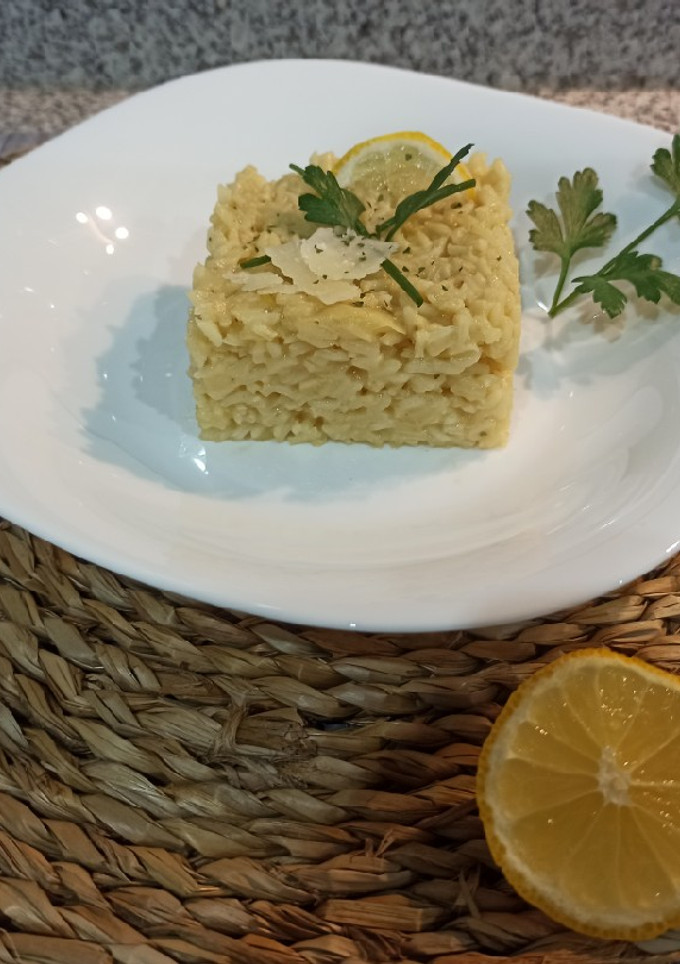 Una foto de Risotto 🍚 al limón 🍋con queso parmesano 🧀