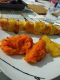 Espetadas de salmão e ananás com puré de batata doce