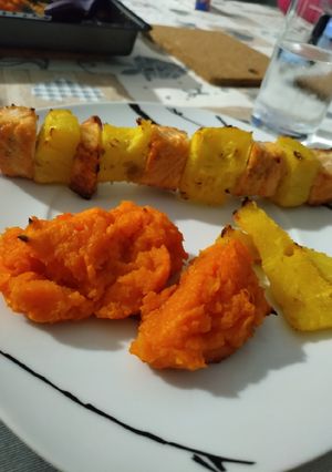 Foto de Espetadas de salmão e ananás com puré de batata doce