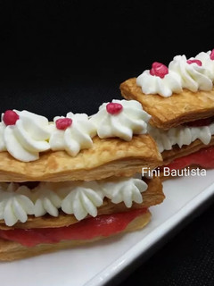 Una foto de Milhojas de hojaldre con crema de fresa y nata