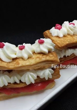 Foto principal de Milhojas de hojaldre con crema de fresa y nata
