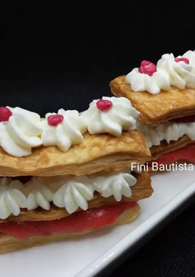 Una foto de Milhojas de hojaldre con crema de fresa y nata