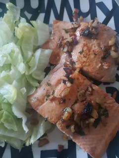 Una foto de Salmón con ajito y limón