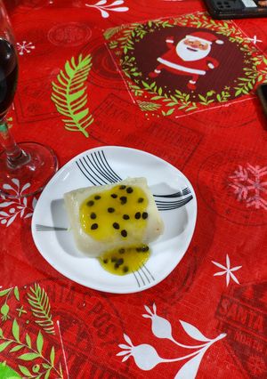 Una foto de Natilla Tradicional con Salsa de Maracuyá