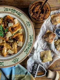 Una foto de Ravioli de Perejil y Tomate con Pesto Rojo