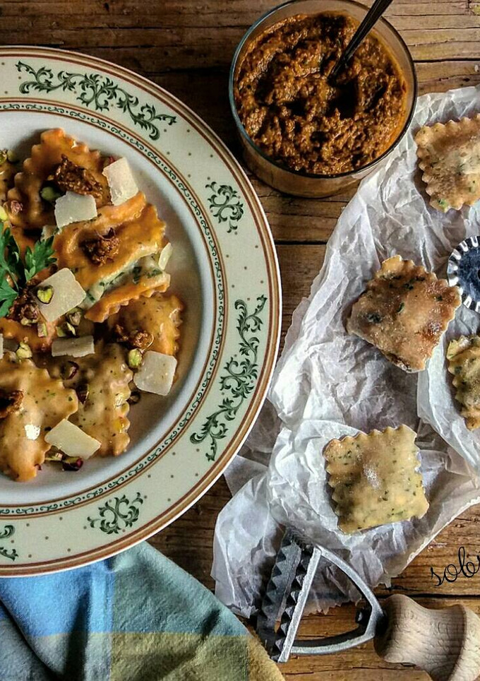 Una foto de Ravioli de Perejil y Tomate con Pesto Rojo