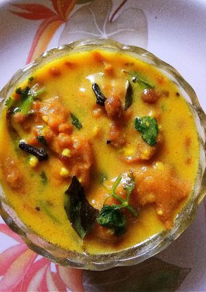 बेसन पकौड़ा कढ़ी (Besan pakoda kadhi recipe in hindi) रेसिपी मुख्य फोटो