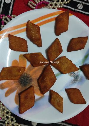 आषाढ स्पेशल गुळाच्या कापण्या (Gulachya Kapnya Recipe In Marathi) रेसिपी चे मुख्य फोटो