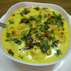 A picture of Pakoda kadhi.