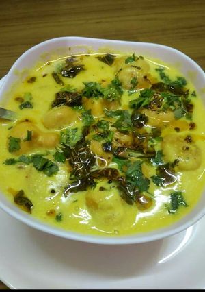 A picture of Pakoda kadhi.