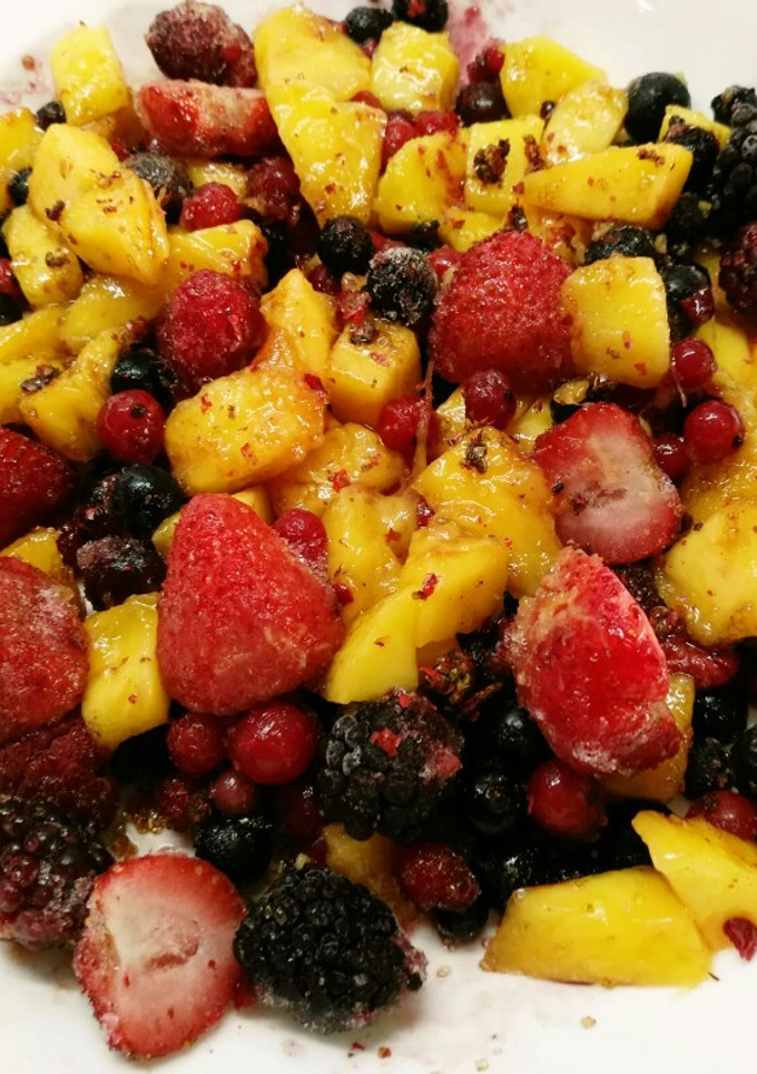 Una foto de Macedonia de mango y frutas del bosque
