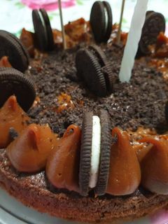 Una foto de Torta brownie con galletitas Oreo