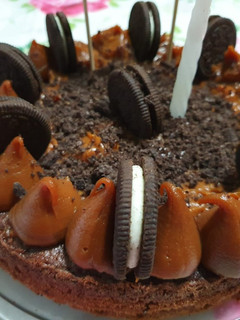 Una foto de Torta brownie con galletitas Oreo