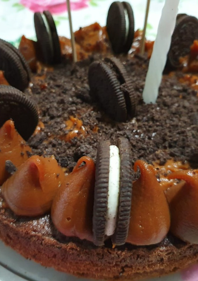 Una foto de Torta brownie con galletitas Oreo