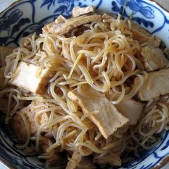 Shirataki & Atsu-age (Deep Fried Tofu) A picture of Shirataki & Atsu-age (Deep Fried Tofu).