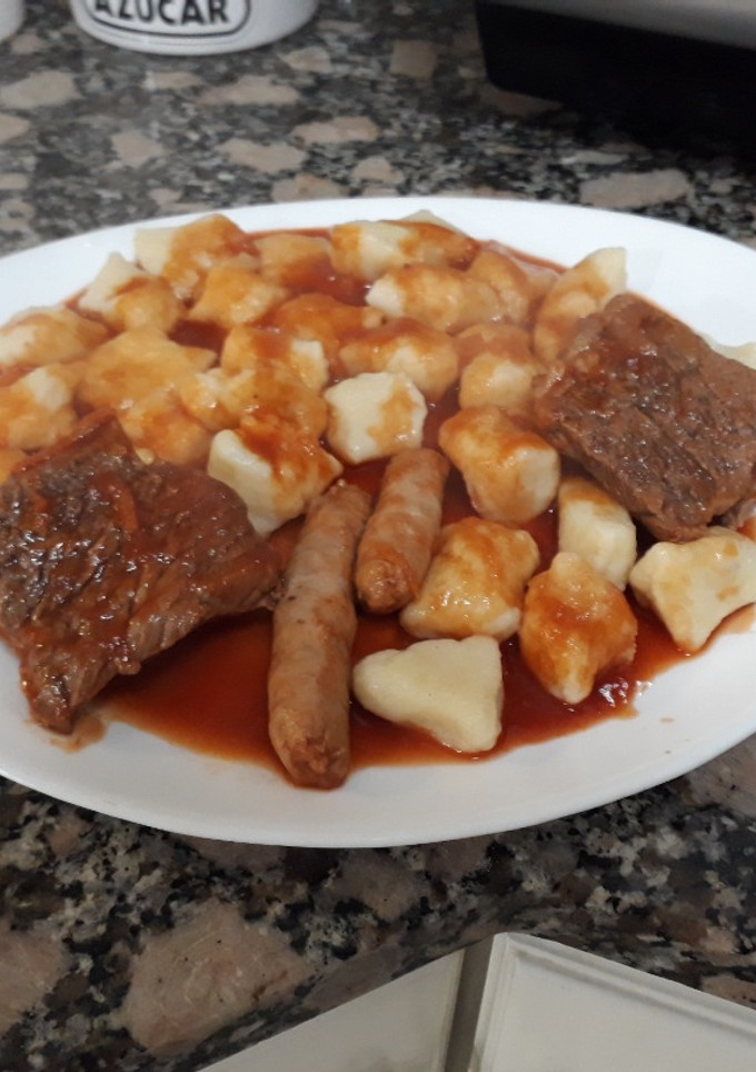 Una foto de Tuco con carne y salchichas parrilleras