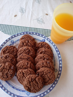 Φωτογραφία της συνταγής Cookies με κακάο και σταγόνες σοκολάτας με έναν θρεπτικό χυμό