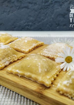 Una foto de Raviolones rellenos de alcauciles y hojas de remolacha