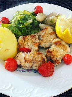 Una foto de Rape a la plancha con judías verdes con patata, chalotas y tomate cherry
