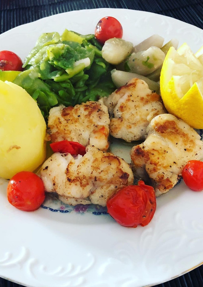 Una foto de Rape a la plancha con judías verdes con patata, chalotas y tomate cherry