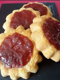 Una foto de Bizcochos de almendra y mermelada de fresa