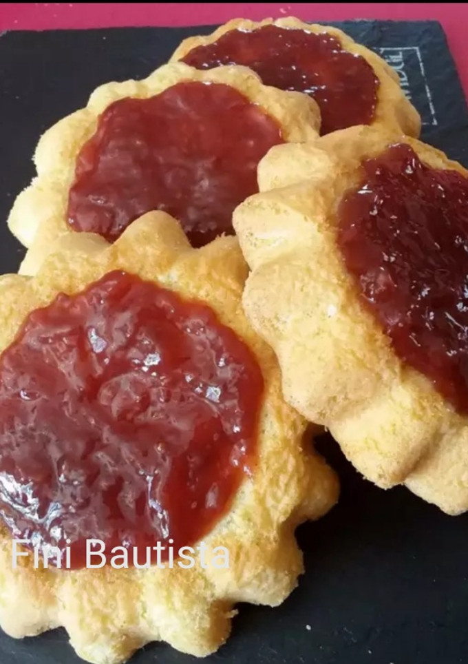 Una foto de Bizcochos de almendra y mermelada de fresa