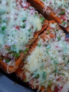 चीज़ ब्रेड पिज़्ज़ा (cheese bread pizza recipe in Hindi) रेसिपी मुख्य फोटो