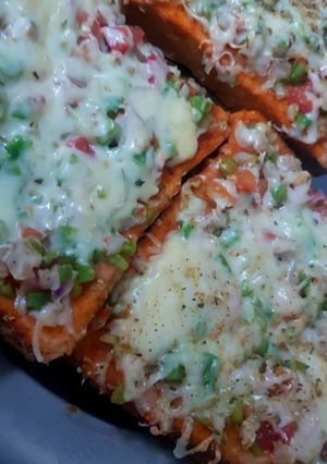 चीज़ ब्रेड पिज़्ज़ा (cheese bread pizza recipe in Hindi) रेसिपी मुख्य फोटो