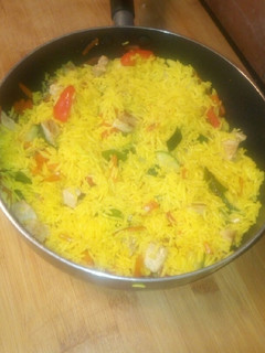Una foto de Pollo con verduras y arroz basmati