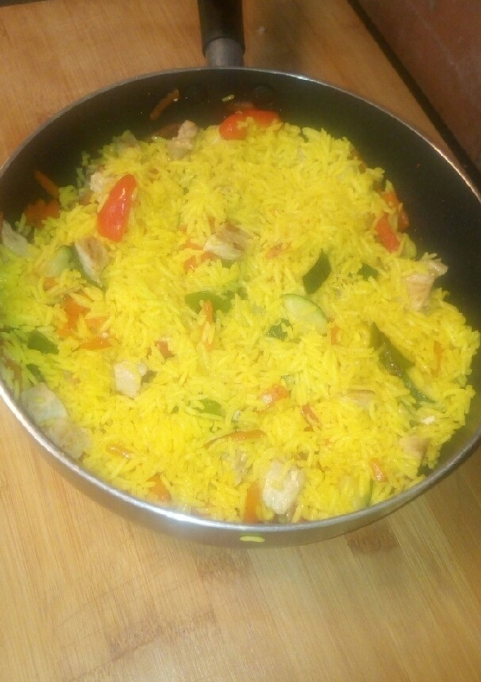 Una foto de Pollo con verduras y arroz basmati