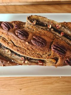 Une photo de Banana bread au sirop d'érable, aux noix de pécan et aux mûres (sans beurre)