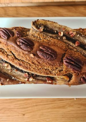 Une photo de Banana bread au sirop d'érable, aux noix de pécan et aux mûres (sans beurre)