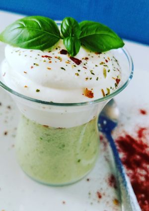 Une photo de Soupe de concombre et chantilly sucré