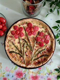 Una foto de Quiche con beicon, espárragos y tomates cherry 😋