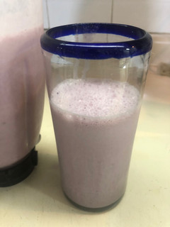 Una foto de Licuado de plátano y Frutos rojos al estilo Sonorense