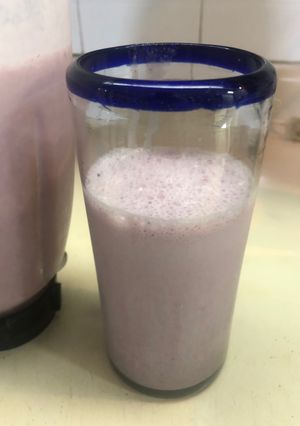 Una foto de Licuado de plátano y Frutos rojos al estilo Sonorense