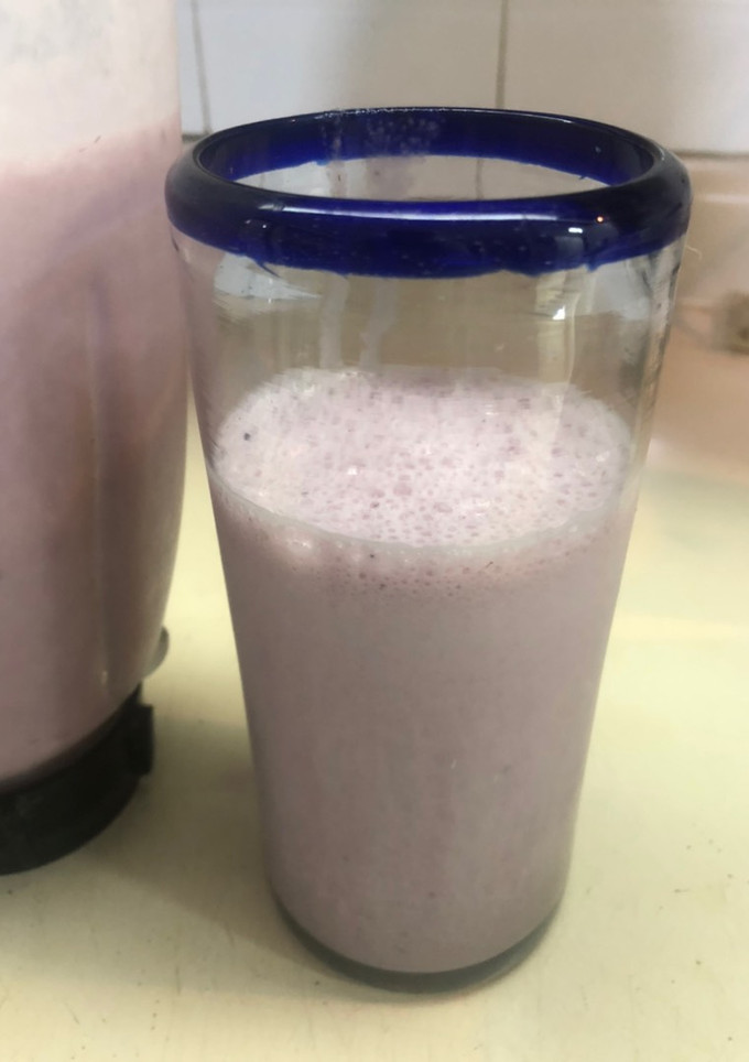 Una foto de Licuado de plátano y Frutos rojos al estilo Sonorense