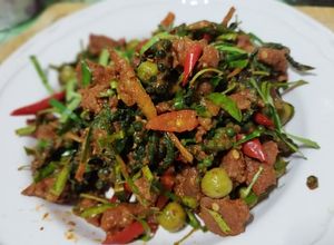 รูปของ ผัดเผ็ดเนื้อ ใบยี่หร่า