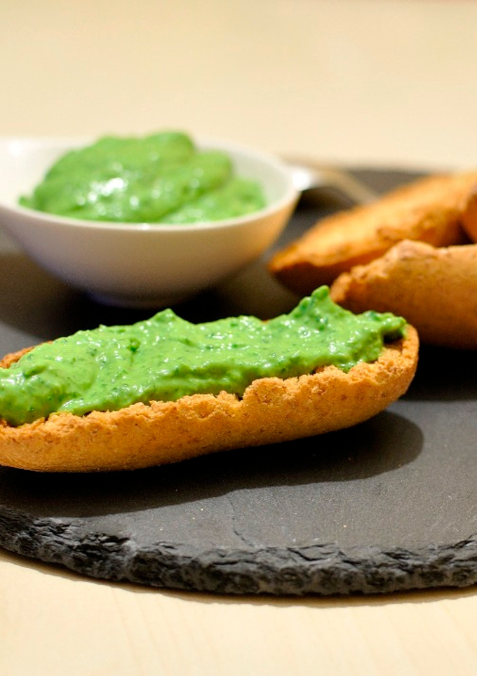 Una foto de Crema kale y aguacate