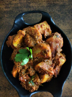 ભરેલા બટાકા નું શાક (Bharela Bataka Shak Recipe In Gujarati) રેસીપી મુખ્ય ફોટો